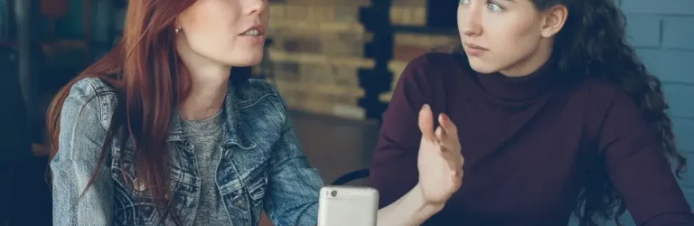 Deux personnes parlent français et doutent parce qu'elle ne savent pas comment choisir entre passé composé et imparfait