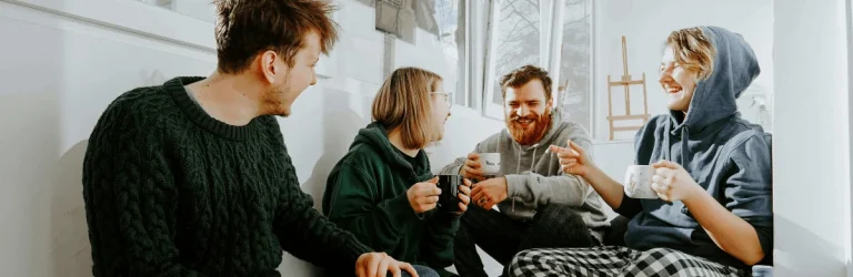 Comment parler français naturellement ? voici un groupe d'amis qui parlent en toute détente.